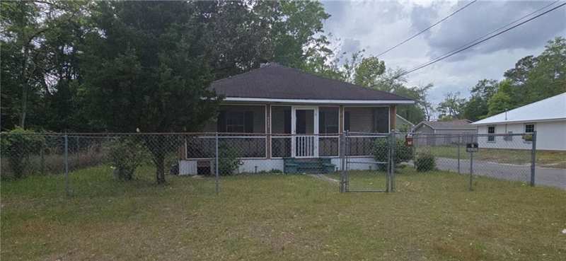 3 bedroom Single Family Residence at 1227 Martin Luther King Drive, No Recorded Subdivision, Waycross — photo 1