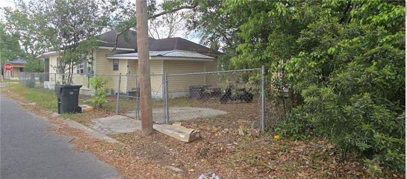 3 bedroom Single Family Residence at 1227 Martin Luther King Drive, No Recorded Subdivision, Waycross — photo 2