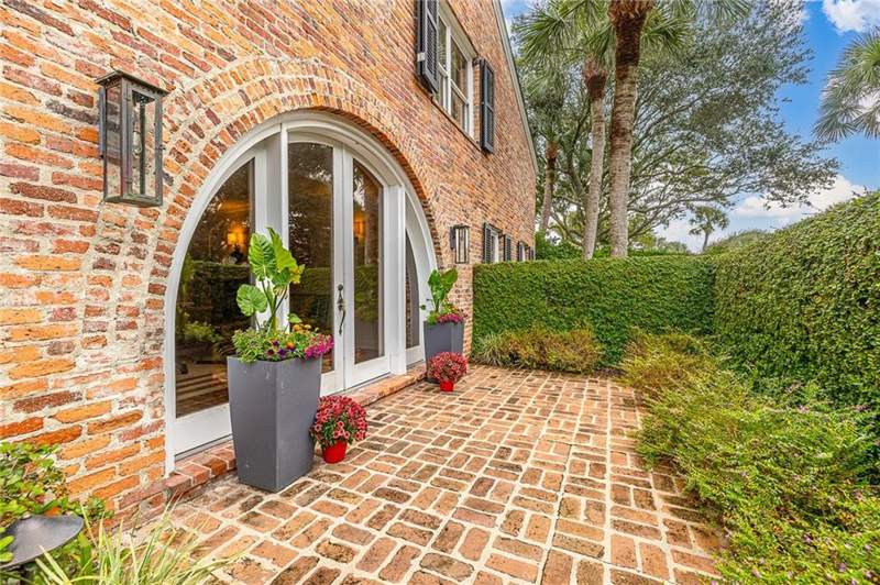 5 bedroom Single Family Residence at 114 E Tenth Street, Sea Island Cottages, Sea Island — photo 3