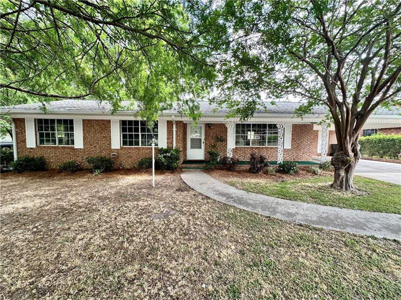 3 bedroom Single Family Residence at 402 Pineview Drive, No Recorded Subdivision, Waycross — photo 2