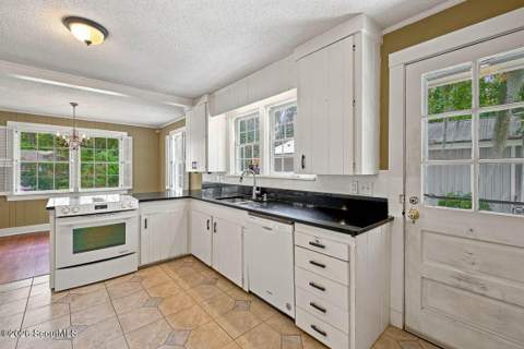 1222 Pine Avenue, Brunswick GA - photo 11 of 32
