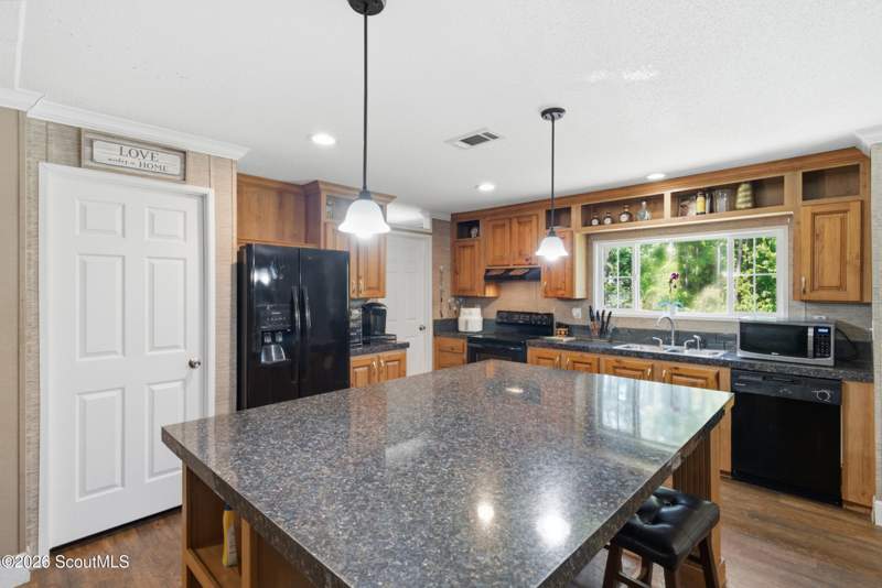 5 bedroom Manufactured Home at 1071 White Dr N, No Recorded Subdivision, Townsend — photo 2