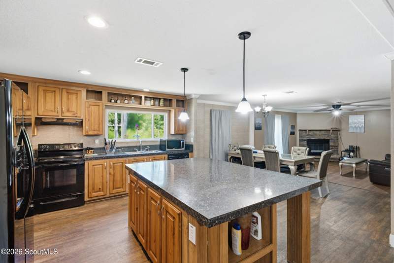 5 bedroom Manufactured Home at 1071 White Dr N, No Recorded Subdivision, Townsend — photo 3