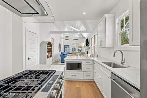 553 Magnolia Avenue, St. Simons Island GA - photo 9 of 24