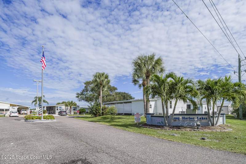 3 bedroom Manufactured Home at 7620 Boxelder Road, Snug Harbor Lakes Condo, Micco — photo 5