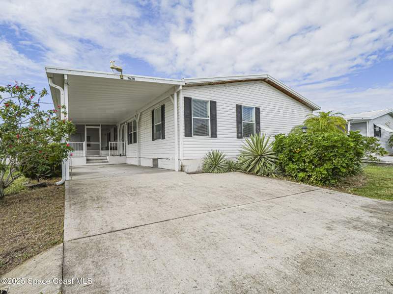 3 bedroom Manufactured Home at 7620 Boxelder Road, Snug Harbor Lakes Condo, Micco — photo 2