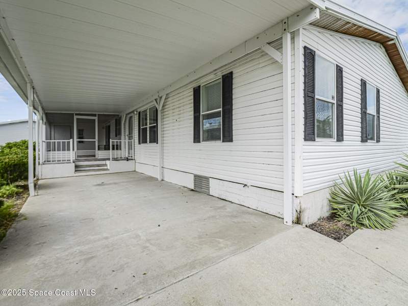 3 bedroom Manufactured Home at 7620 Boxelder Road, Snug Harbor Lakes Condo, Micco — photo 3