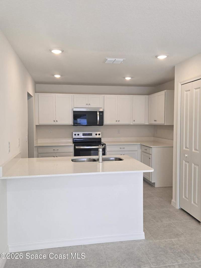 3 bedroom Single Family Residence at 582 SW Richmond Circle, Richmond Cove, Palm Bay — photo 4