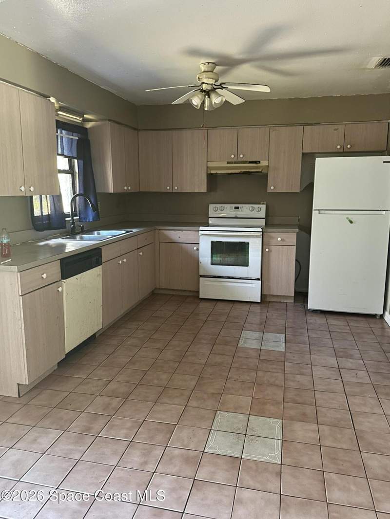3 bedroom Single Family Residence at 2960 Jefferson Street, Charles Mc Cray, Mims — photo 5