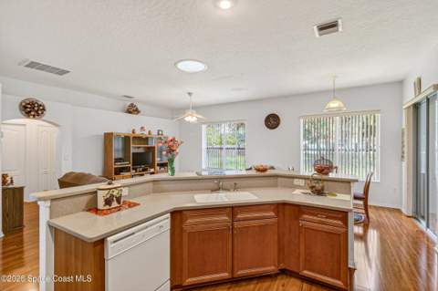 785 SE Parsons Circle, Palm Bay FL - photo 10 of 40