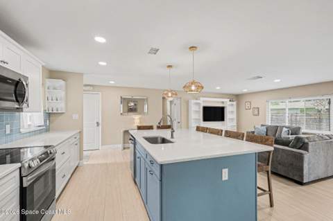 375 Cyprus Drive, Cocoa Beach FL - photo 8 of 31