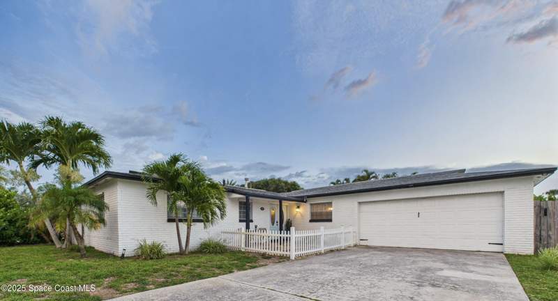 5 bedroom Single Family Residence at 929 Bluewater Drive, Golden Beach Estates, Indian Harbour Beach — photo 2