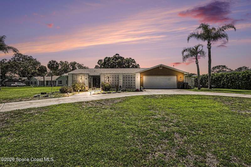 4 bedroom Single Family Residence at 3100 Saunders Place, Royal Oak Golf and Country Club Sec 3, Titusville — photo 2