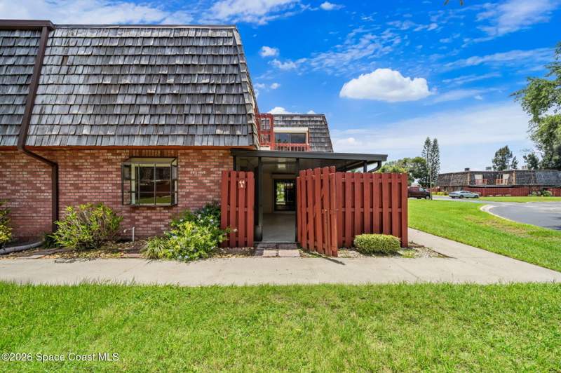 2 bedroom Townhouse at 44 Piney Branch Way #A, Chateau in the Pines, Melbourne — photo 2