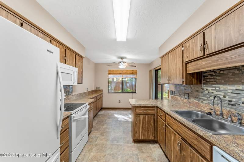 2 bedroom Condominium at 9030 York Lane #12d, Greenwood Village Condo No 4, West Melbourne — photo 4