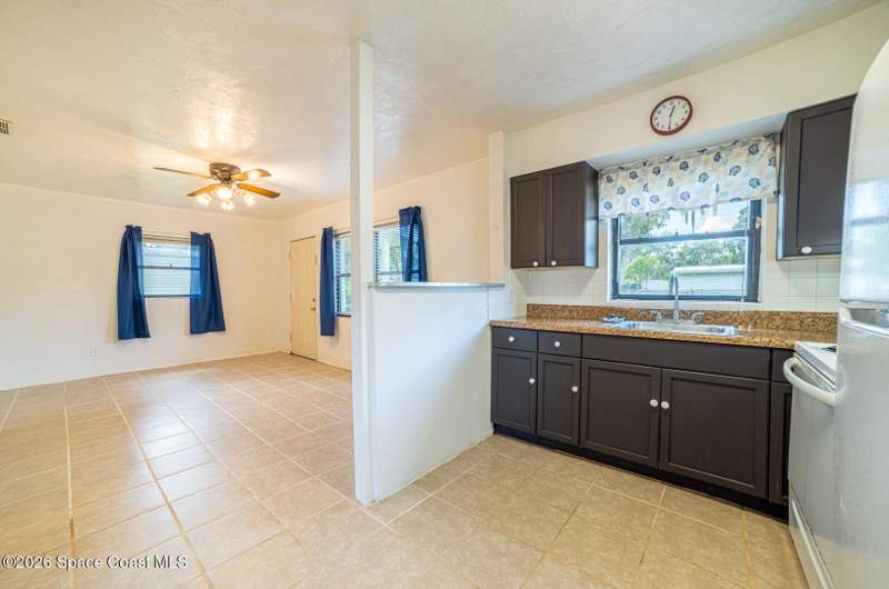 2 bedroom Single Family Residence at 2949 Easy Street, All, Mims — photo 4