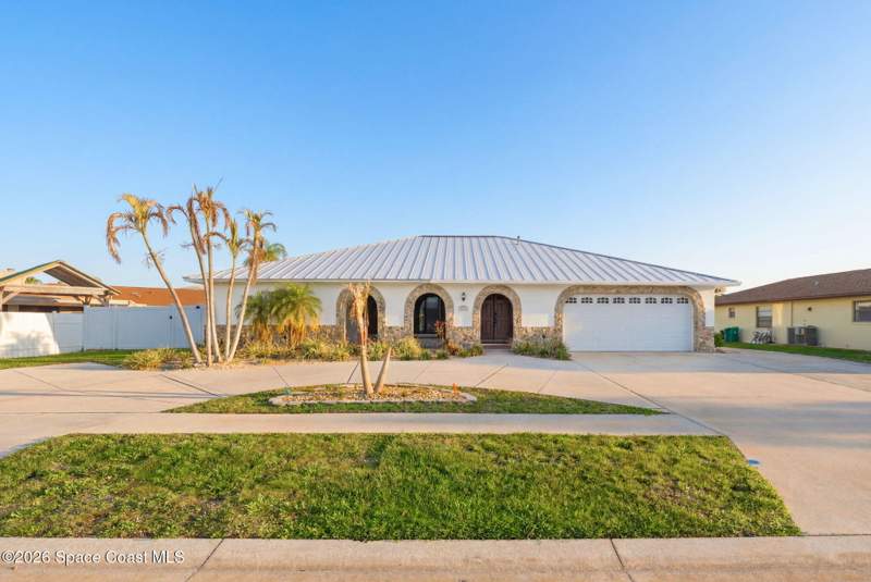 4 bedroom Single Family Residence at 1525 Sykes Creek Drive, Diana Shores Unit No 9, Merritt Island — photo 5