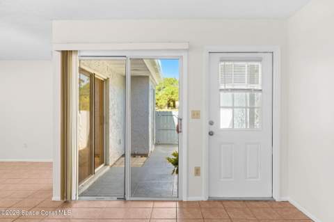 1430 Malibu Circle #111, Palm Bay FL - photo 9 of 35