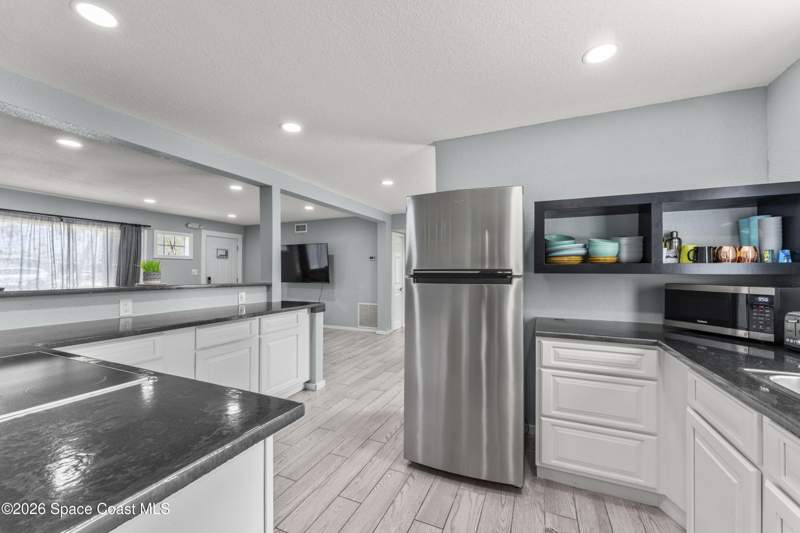 3 bedroom Single Family Residence at 450 S Brevard Avenue, Cocoa Beach 6th Addn To, Cocoa Beach — photo 4