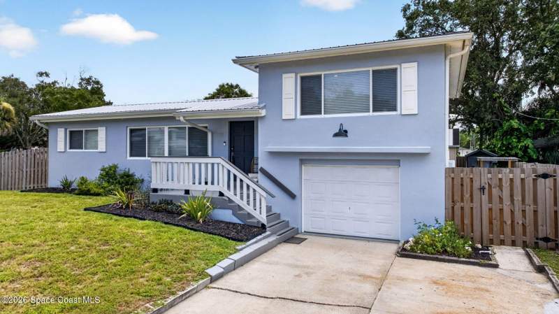 3 bedroom Single Family Residence at 301 Par Avenue, Golf Club Estates, Melbourne — photo 1
