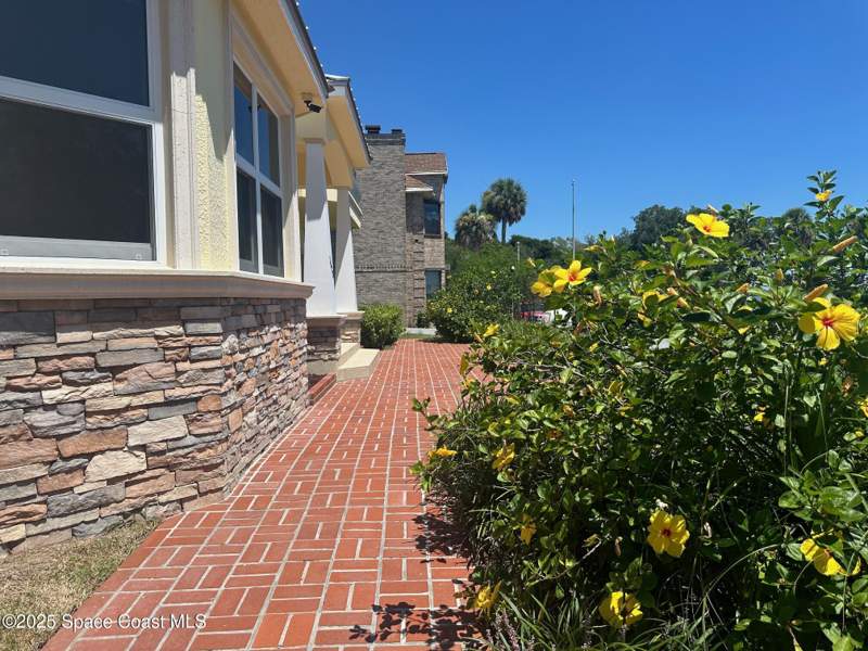 5 bedroom Single Family Residence at 1613 N Indian River Drive, Broadview Manor, Cocoa — photo 3