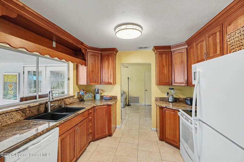 4 bedroom Single Family Residence at 575 Glenwood Avenue, Michigan Beach 8th Addn, Satellite Beach — photo 5