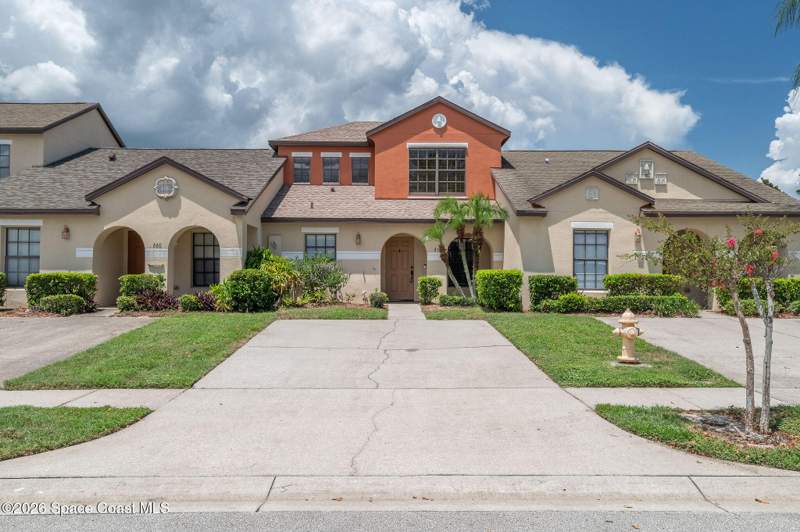 3 bedroom Townhouse at 650 Margie Drive, Oak Ridge Townhomes, Titusville — photo 2