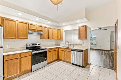 910 Cross Lake Drive, Melbourne FL - photo 10 of 24