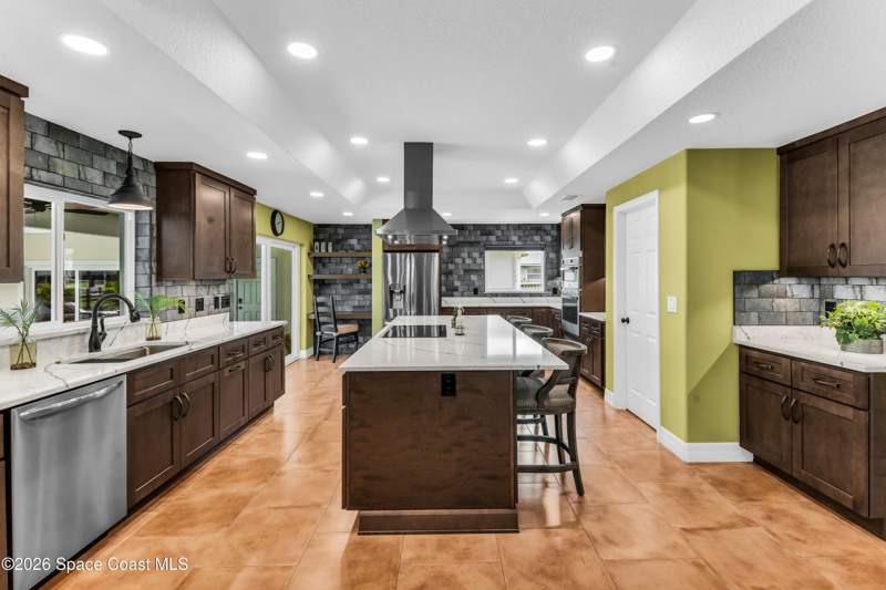 5 bedroom Single Family Residence at 526 Elliot Drive, S Merritt Estates Plantation Sec Plat No 2, Merritt Island — photo 4