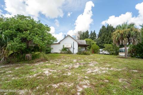 6715 Whispering Pines Lane, Grant FL - photo 10 of 41