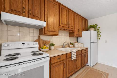 620 Lund Circle, Melbourne FL - photo 9 of 65