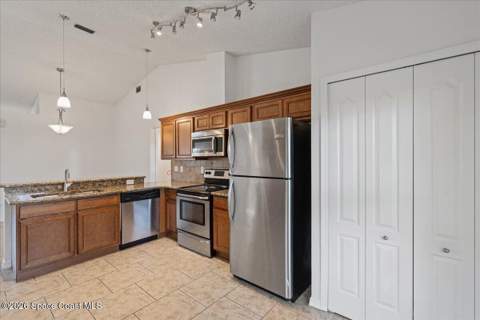 816 Hunters Creek Drive, Melbourne FL - photo 6 of 23