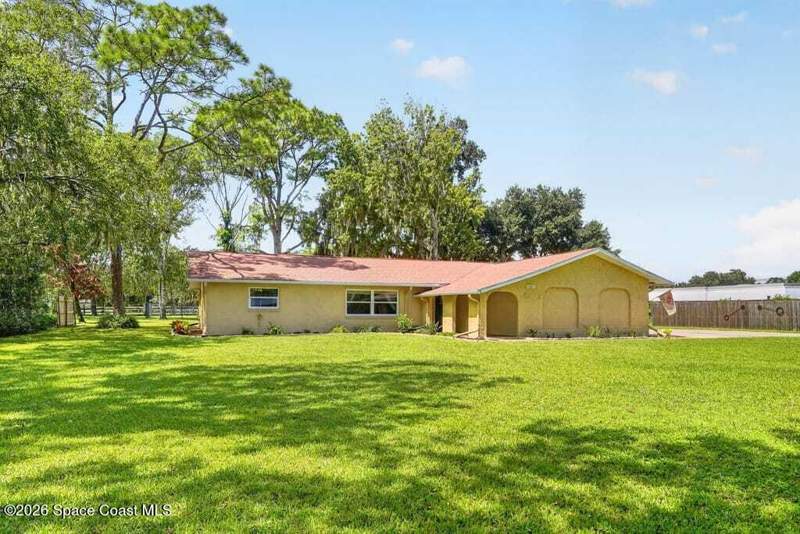 3 bedroom Single Family Residence at 3065 Knox Mcrae Drive, Titusville Fruit and Farm Land Co, Titusville — photo 2