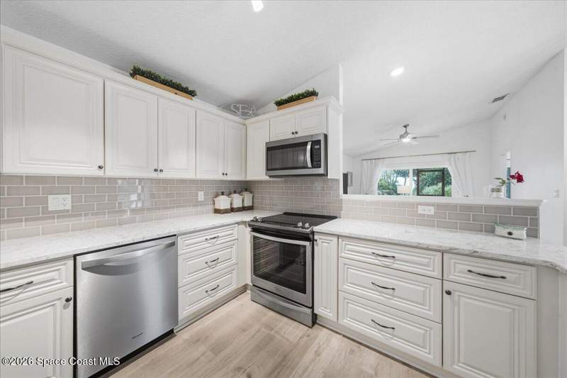 3 bedroom Single Family Residence at 527 Oak Mont Place, Lake Pointe Suntree Pud Stage 10 Tr 6 Unit 3 and T, Melbourne — photo 5