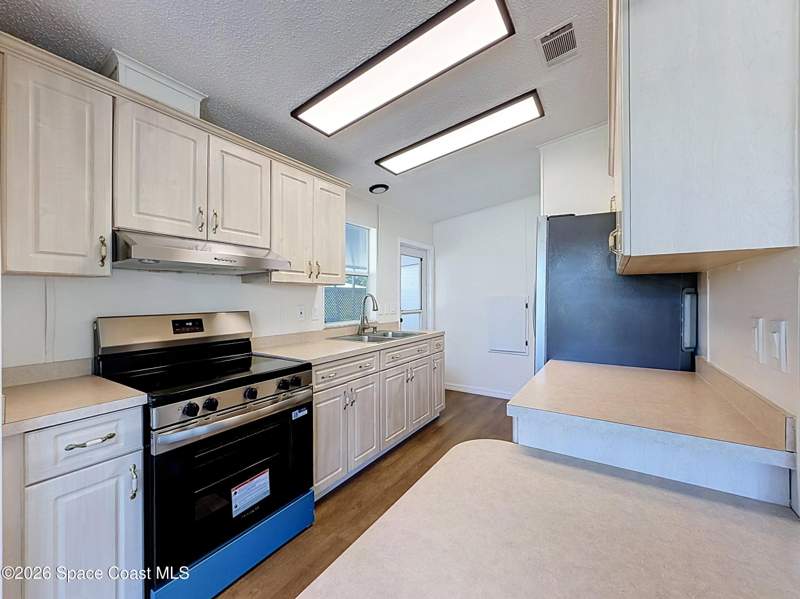 2 bedroom Manufactured Home at 553 N Marlin Circle, Barefoot Bay Unit 1, Barefoot Bay — photo 5