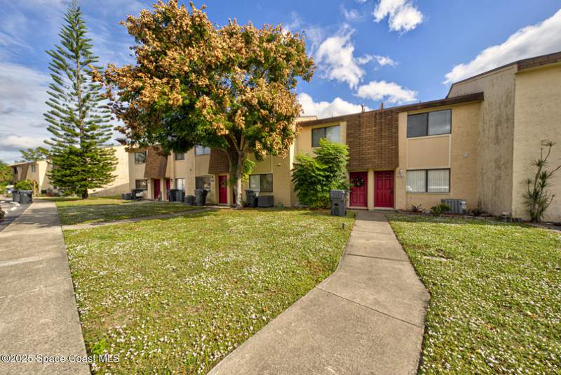 2 bedroom Townhouse at 4749 Sisson Road, Pinetree Gardens, Titusville — photo 2
