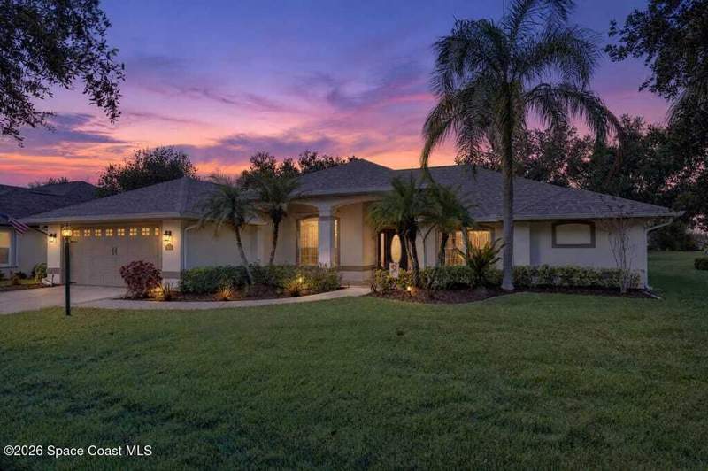 4 bedroom Single Family Residence at 941 SE Gardenbrook Court, Summerfield at Bayside Lakes Phase 1, Palm Bay — photo 2