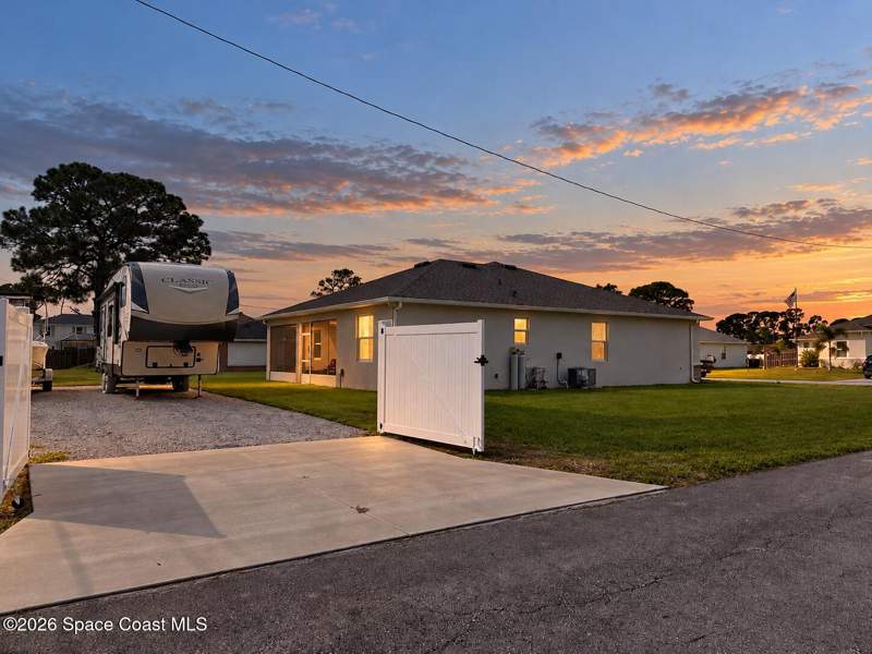 4 bedroom Single Family Residence at 571 Charlotta Avenue, Port Malabar Unit 9, Palm Bay — photo 3