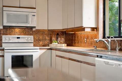 425 Arrowhead Lane, Melbourne Beach FL - photo 11 of 70