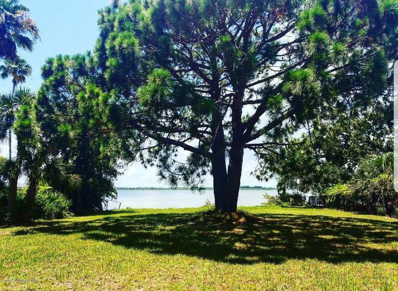 2 bedroom Single Family Residence at 1095 Newfound Harbor Drive, Banana River Drive Subd, Merritt Island — photo 2