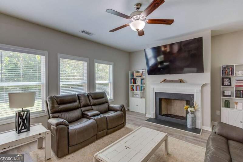 4 bedroom Single Family Residence at 480 White Trillium Drive, none, Hoschton — photo 5