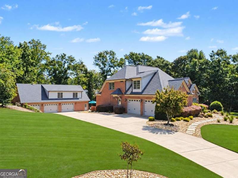 9 bedroom Single Family Residence at 116 River Bend Drive, River's Edge, Hoschton — photo 2