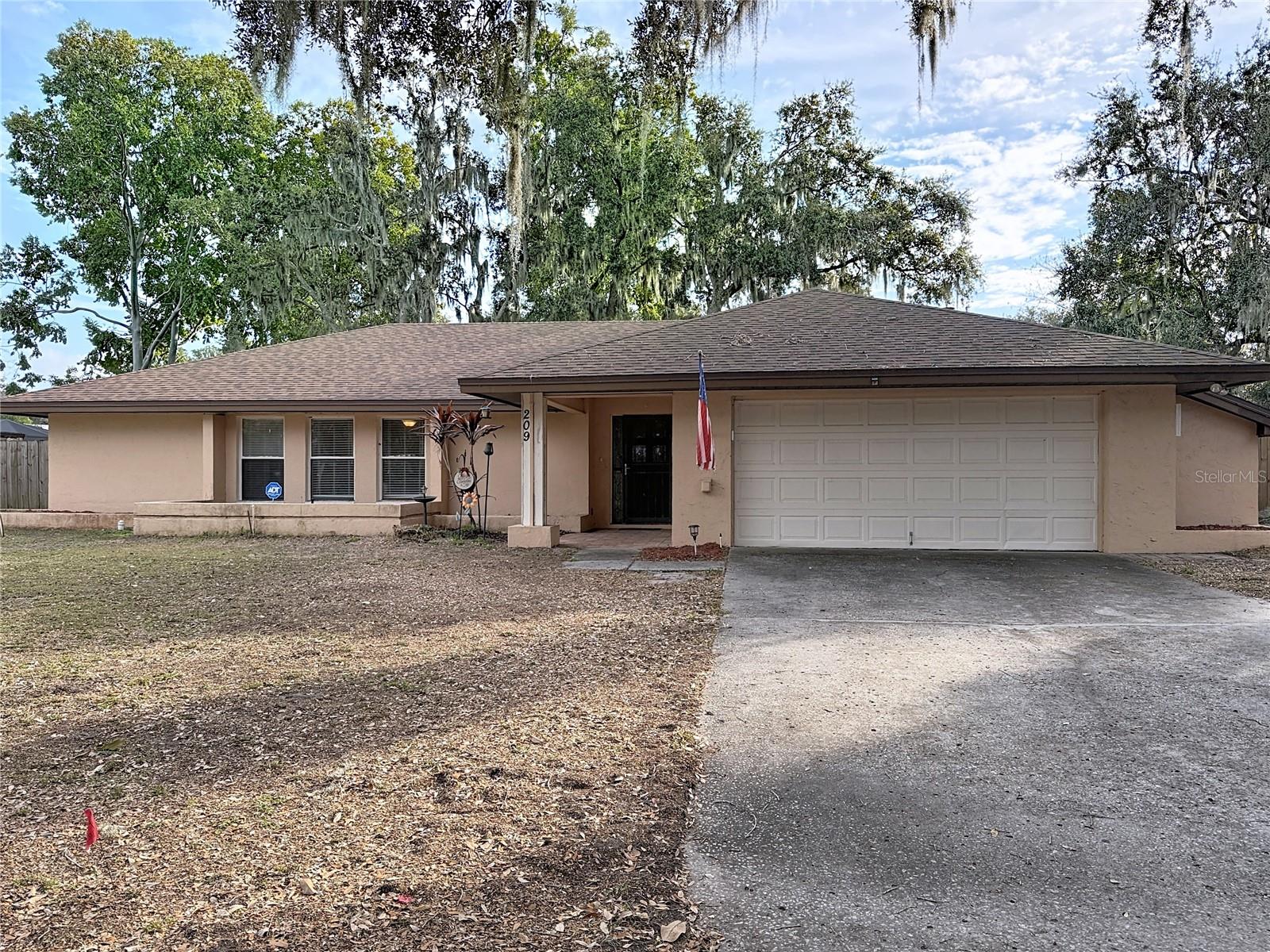 209 First Street home for sale in TAVARES VISTA DEL LARGO WATER PLANT SITE