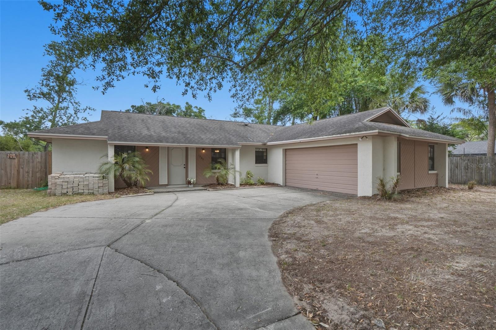 1525 Jaguar Circle home for sale in ROLLING OAKS
