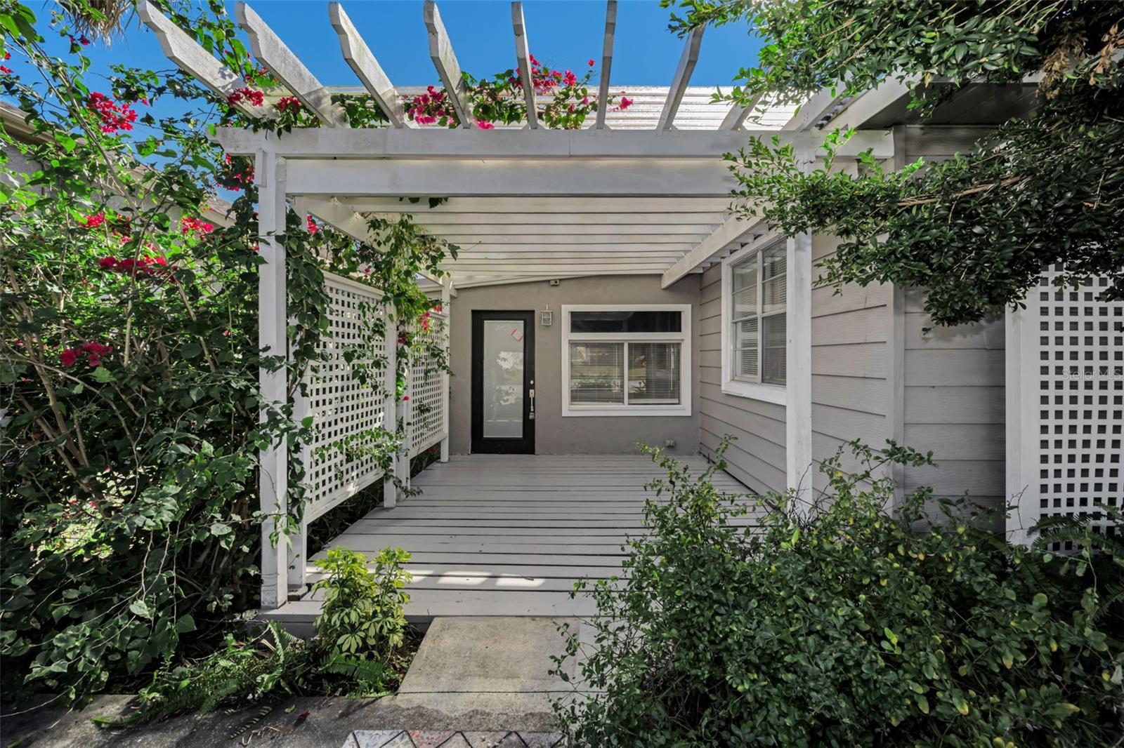 1122 E Oakwood Street home for sale in Youngs Subdivision De Luxe